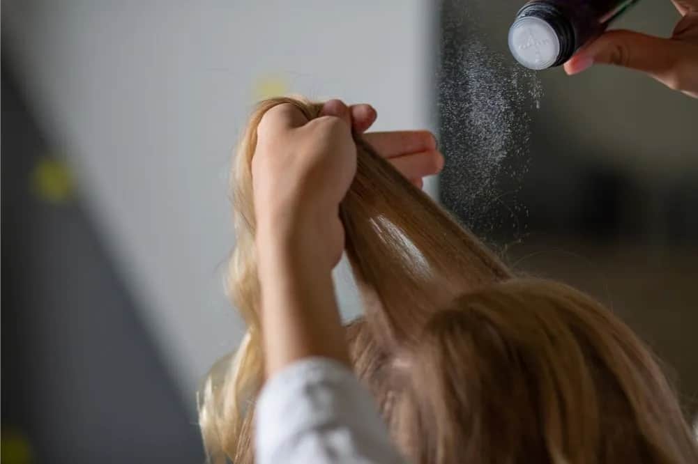 Jak stosować suchy szampon? 5 trików, dzięki którym włosy będą lśnić