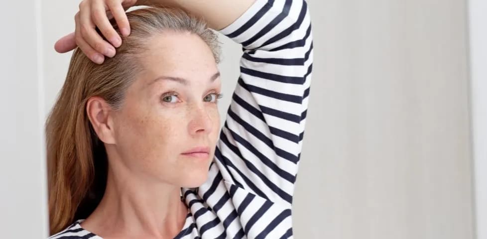 8 skutecznych sposobów jak ukryć odrosty fryzury bez wizyty u fryzjera