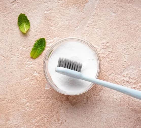 Naturalna pasta do zębów z Rossmanna ratuje dziąsła? Oto fakty