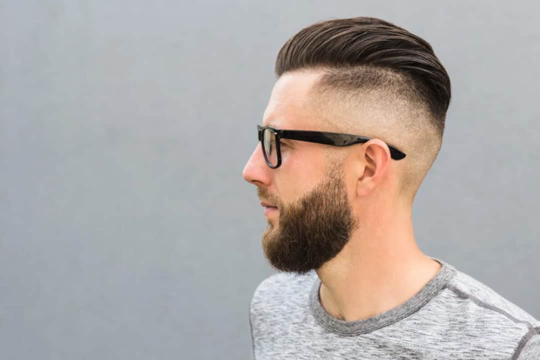 Fryzura zakola: Sposoby na stylową maskowanie