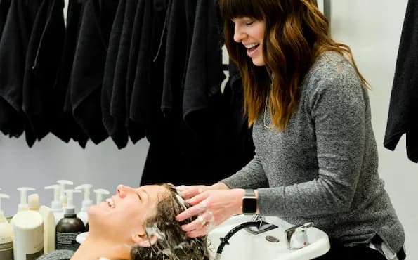 Jak wybrać dobre kosmetyki do włosów przedłużanych?