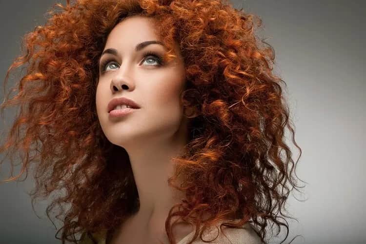 Skuteczne preparaty do kręconych włosów: jak wybrać najlepszy dla siebie