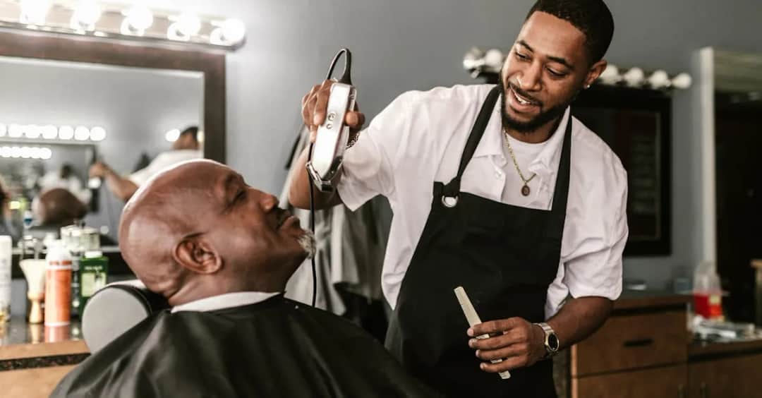 Jak osiągnąć fryzury z kultowych filmów? Poradnik barbera