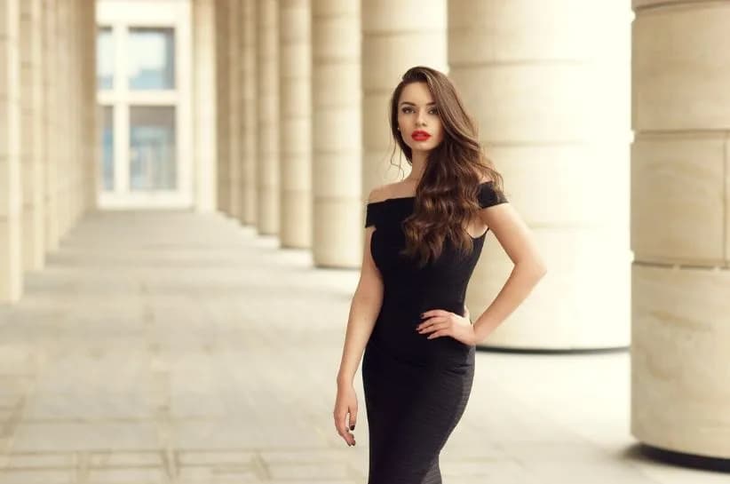 Jaką fryzurę dobrać do małej czarnej - najlepsze inspiracje na każdą okazję