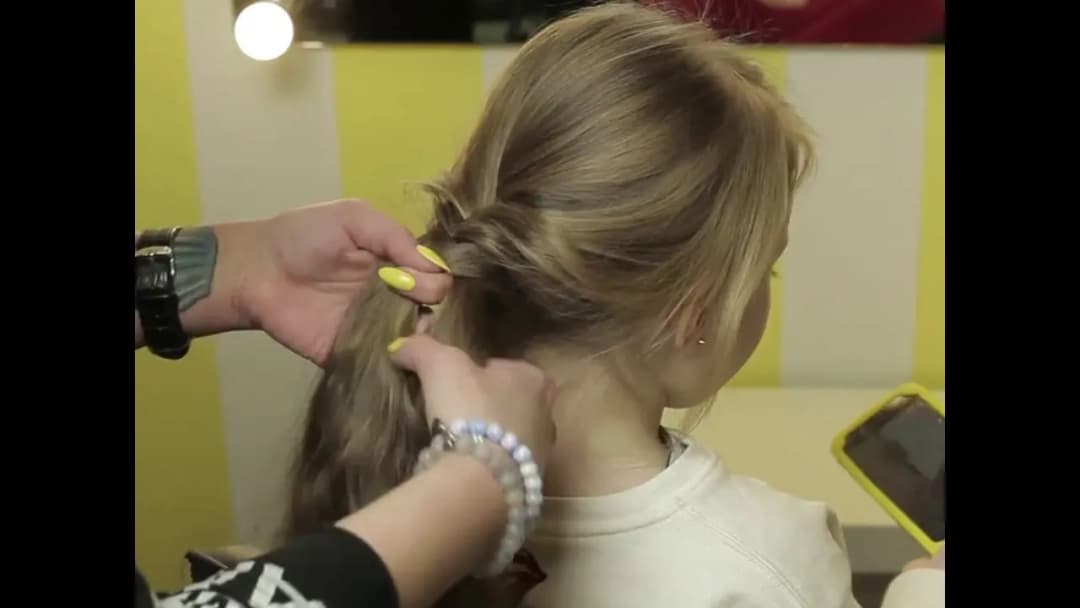 Jak samodzielnie zrobić fryzurę Elsy w domu - prosty poradnik dla rodziców