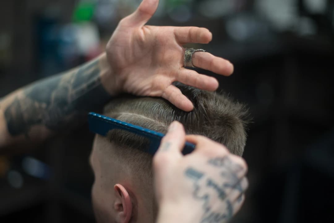Najmodniejsze fryzury barbera: Inspiracje od mistrza stylu