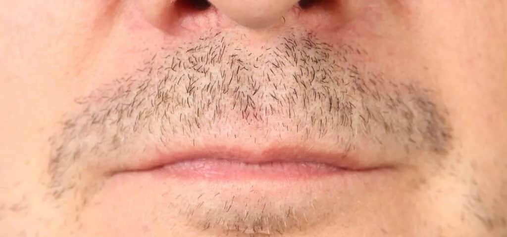 Skuteczne sposoby na to, jak spowolnić zarost na twarzy i cieszyć się gładką skórą