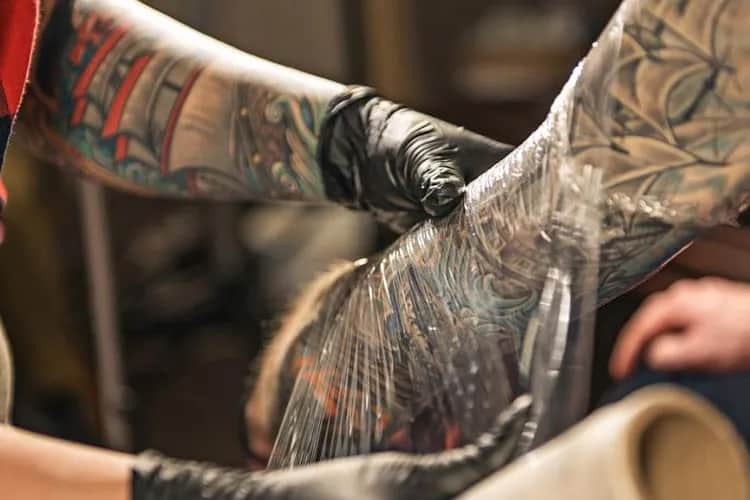 Jak prawidłowo ściągnąć folię z tatuażu? Błędy, których musisz unikać