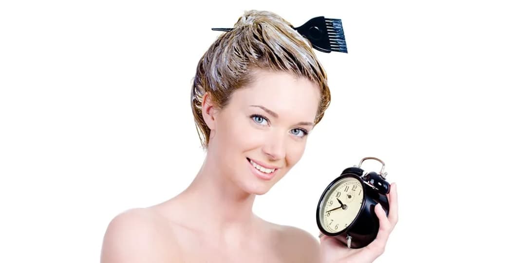 Ile naprawdę trzyma się farbę na włosach? Oto prawda kontra mity