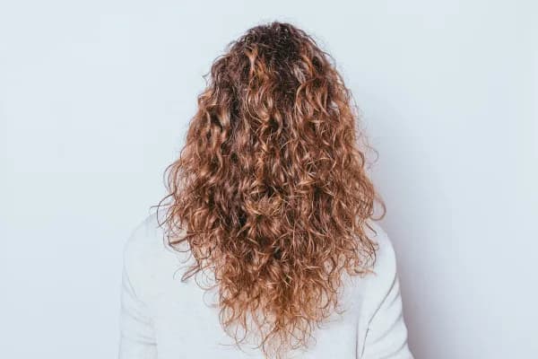 Jak pielęgnować naturalne loki? 5 skutecznych metod stylizacji